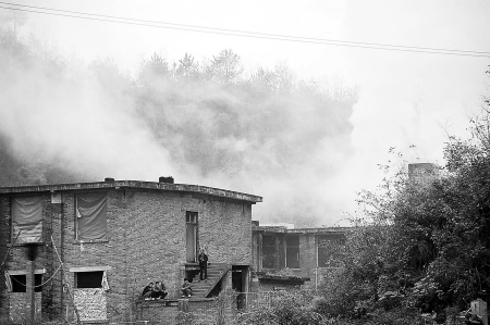 面对检查黑工厂紧锁大门