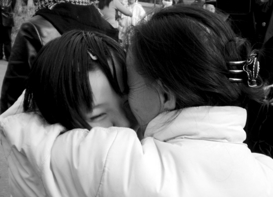 等待了多日,杨思琪终于等到了妈妈的出现,母女相见抱头哭泣.