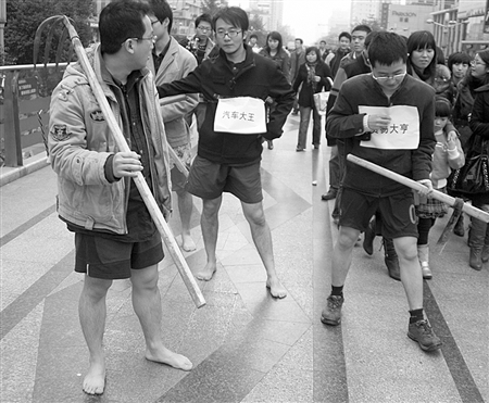 扛钉耙打赤脚汽车大王逛春熙