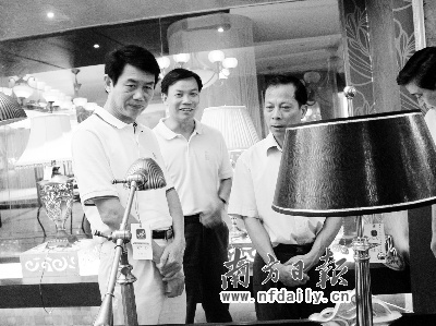 沙田镇委书记陈志明(左一)在企业调研.