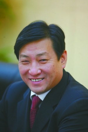 崇文区区长牛青山崇文区常务副区长王成国刚刚过去的2008年,因为前门