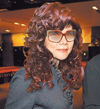 杜丽萍戴假发易容 助扁搬7.4亿