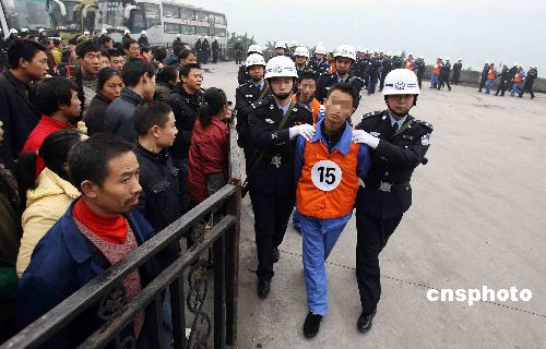 图文:重庆警方押送30名扒手至闹市请市民指认