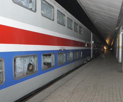 刘健)1月18日6时42分,河西走廊上的首列子弹头双层旅客列车——t925