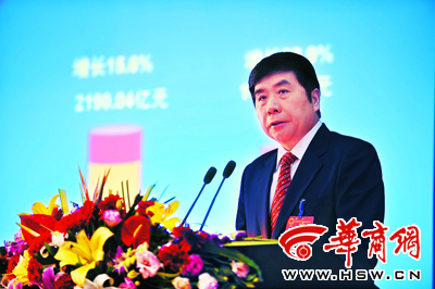 西安市市长陈宝根作政府工作报告 本报记者 李杰 摄本报讯(记者 郝蕾