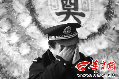 韩城万人痛悼英雄民警王平顺(图)