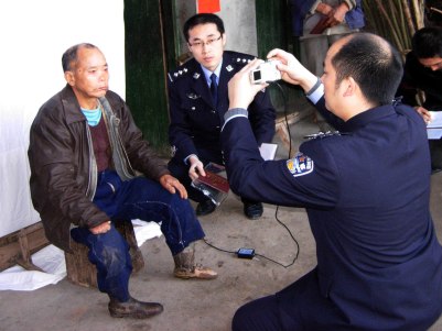 湖南辰溪民警深入麻風村為居民辦身份證(圖)