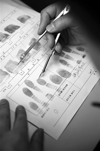 模糊的血手印,残缺的指纹,灰尘上的轻浅脚印……都能成为他破案的