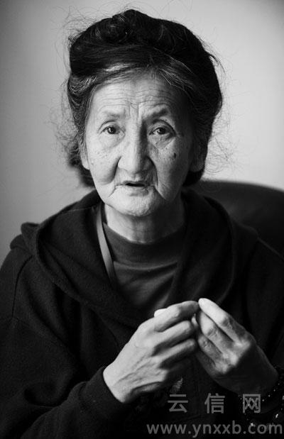 老人向记者讲述她的离奇遭遇本报记者 段玉良 摄"文革"期间,因为出身