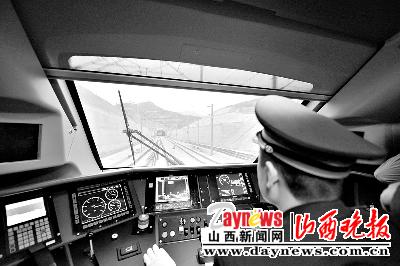 在动车组驾驶室,各种先进电子设备一应俱全