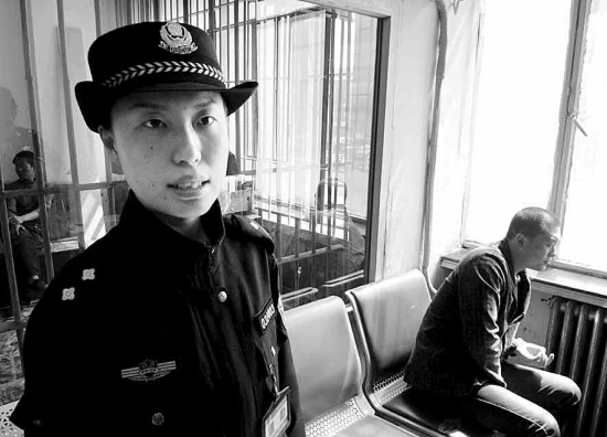 80米男逃犯难敌瘦小女警