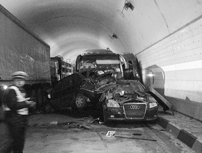 西汉高速隧道内车祸现场一片狼藉,其中一辆小轿车骑在另一辆车上 蒋文