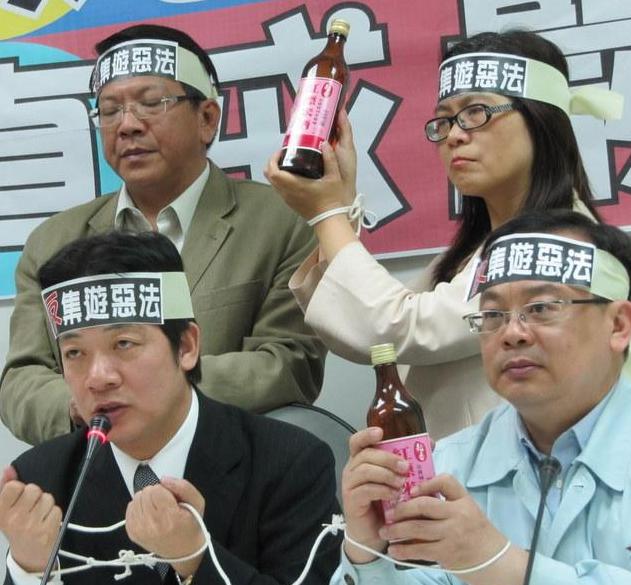 绿营再演戏 拿道具驳蓝营挺民生