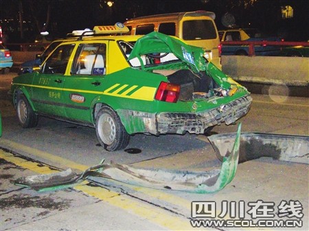 悍马醉了疯了连撞两出租车几百米外又撞人