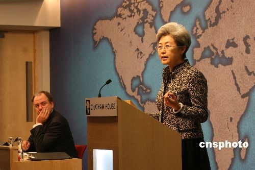 中国驻英大使:国人对中国是否成强国有不同看法