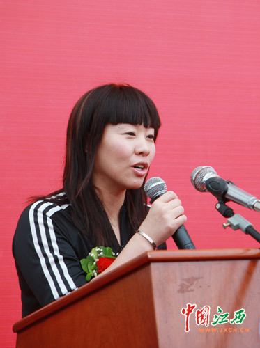“池中蝶后”钱红牵手昌大 培养高校水上运动员_新闻中心_新浪网