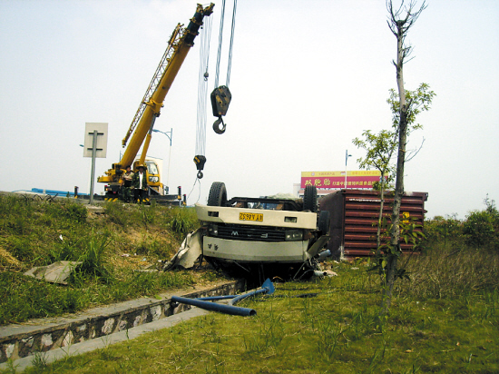 讯记者黄义摄影报道:前天下午1时左右,在三水二桥引道三茂铁路桥路段