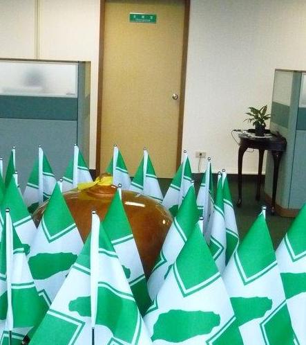 上一页党秘书长吴乃仁办公室有多面民进党党旗,走出办公室可欣赏插花.