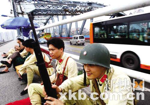 新快报讯(记者 牟晓翼)两辆悬挂解放战争时期国民党军旗的军车