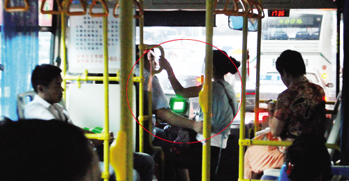 公交车司机边开车边调情 地沟油