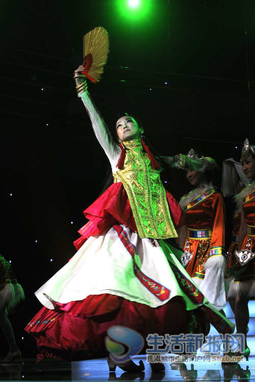 第三届省青歌赛开幕 萨顶顶献唱