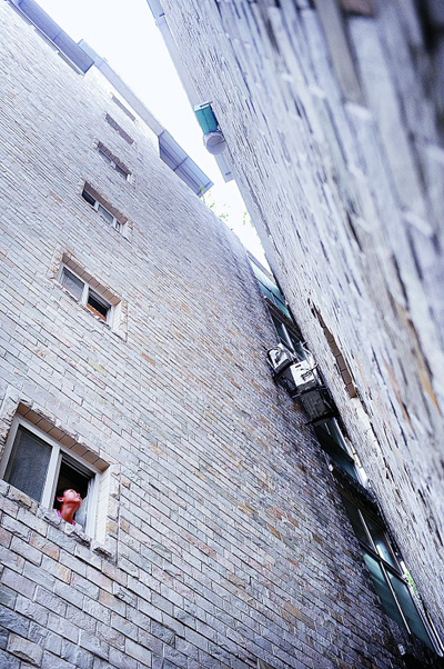 成都"楼歪歪"业主写遗书(图)