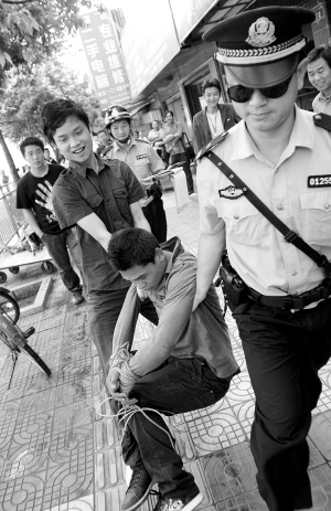 小偷车窗拎包 众人这般捆了