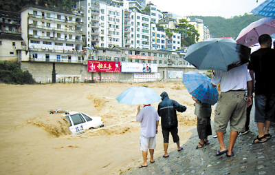 巫溪县,大宁河水位猛涨导致轿车淹没于大水中《山洪冲了巫溪停车场》