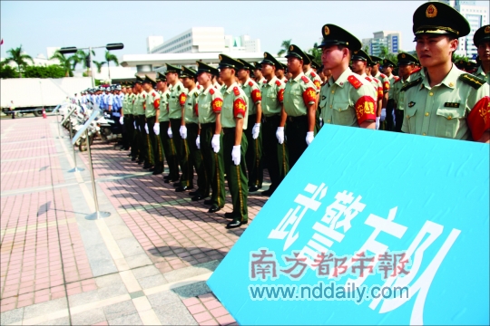 150名武警官兵集结待命.
