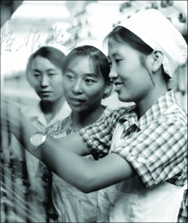 国内新闻 正文 1979 年,当时蒙阴棉纺织厂的青年女工正在虚心的