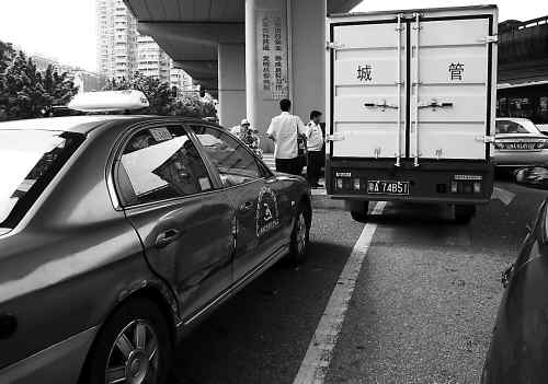 油门当刹车踩城管车撞的士