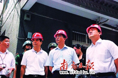 龙岗区委书记余伟良,区长张备在现场检查拆违工作.