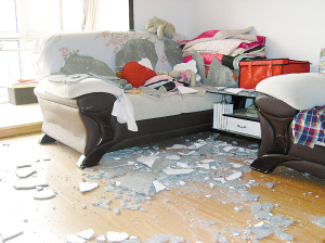 本报讯(记者 秋实)昨日下午,约4平方米的厚墙皮突然从客厅房顶脱落