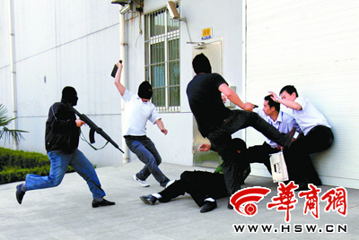 银行内50万元现金"被抢"(图)