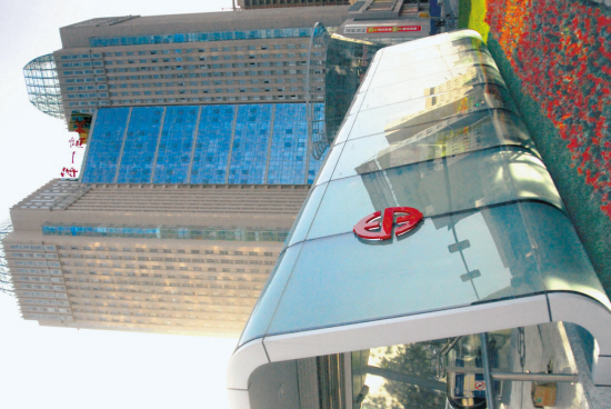 正文     即将开通的沈阳地铁一号线横贯沈城东西,经太原街,中街两大