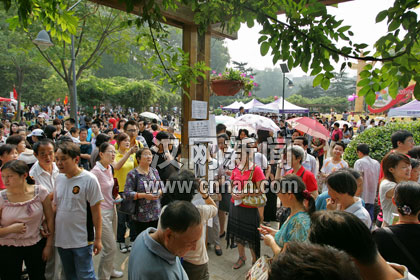 相亲游园两相宜 10万市民涌向国庆姻缘会_新闻中心_新浪网