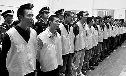 图片据新华社重庆"打黑大审判"首批案件昨日宣判,一审判处3人死刑,3人