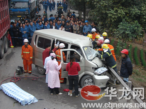 快讯重庆巴南面包车与大货车相撞2人受伤图
