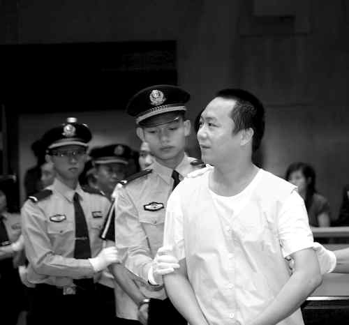 不是黑社会",对大部分犯罪事实都说"不知道"■新快报记者 余亚莲 张亮