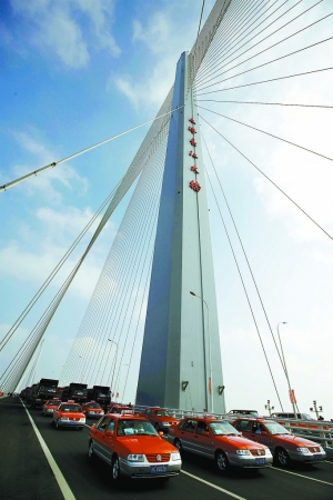 上海长江隧桥建成正式通车
