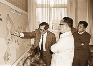 赵连勤 摄1983年,广东省特区管理委员会主任吴南生和梁湘陪同谷牧视察