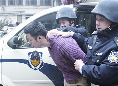 张家国)距汉口大洋百货持玩具手枪抢夺金项链案发仅47小时,犯罪嫌疑人