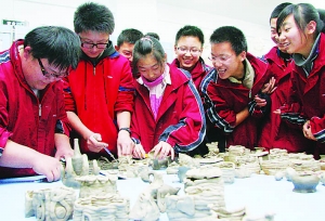 昨日,几名中学生在呼市第四中学科技馆学习制作陶艺工艺品.
