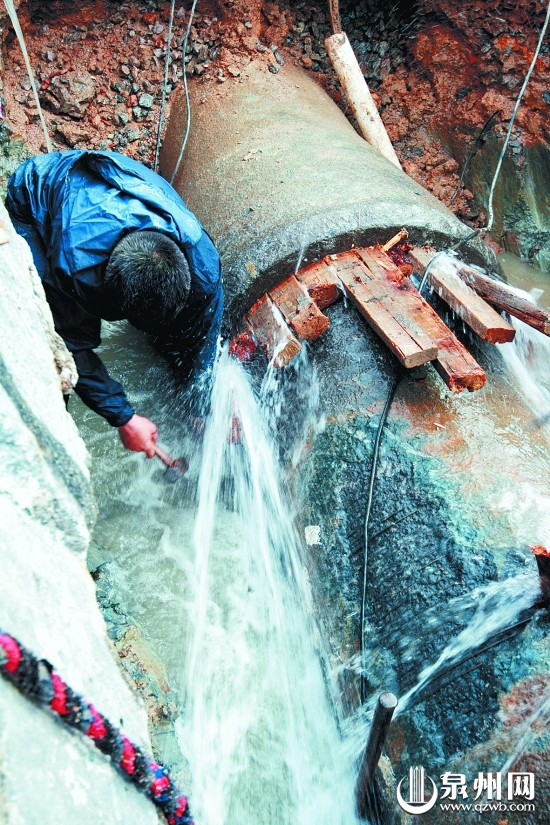 泉州水管深夜爆裂水流冲开路面上万户停水