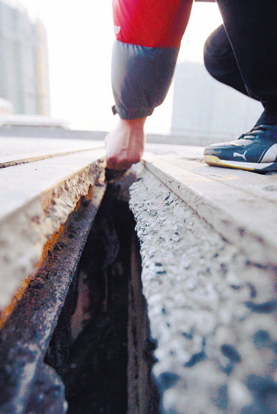 西二环桥"散架" 缝隙一拳宽