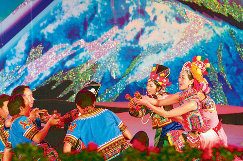 逸 摄一场少数民族酒歌大赛,让怒江傈僳族自治州泸水县六库镇格外热闹