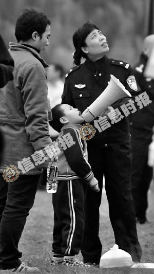 懵老窦爬塔喊"伸冤" 四岁仔塔下喊"落来"