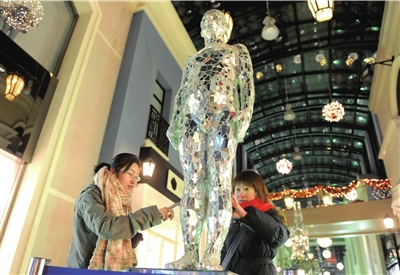 玻璃人亮相灯光节