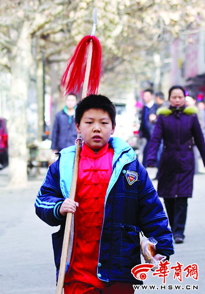 昨日12时许,12岁的少年雒炎林也用红缨枪挑着干粮在西安市含光路上