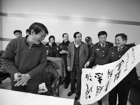 3日,济宁市的8位著名书法家来到市公安局,现场义务创作书画作品,为